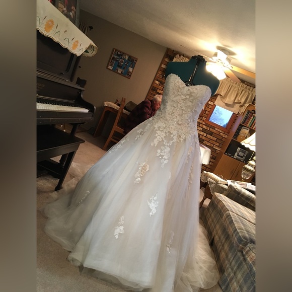 Wedding dress - Picture 2 of 16
